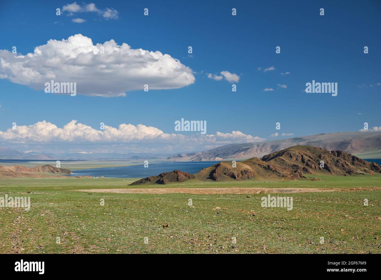 Paesaggi naturali della Mongolia vicino al lago Tolbo-Nuur circondato da montagne e rocce nel nord della Mongolia. Foto Stock