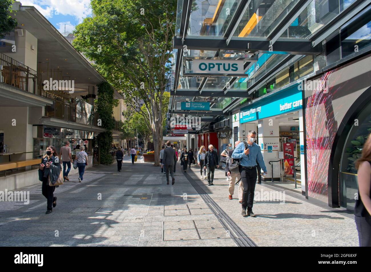 Persone che indossano maschere facciali nel centro di Brisbane Foto Stock