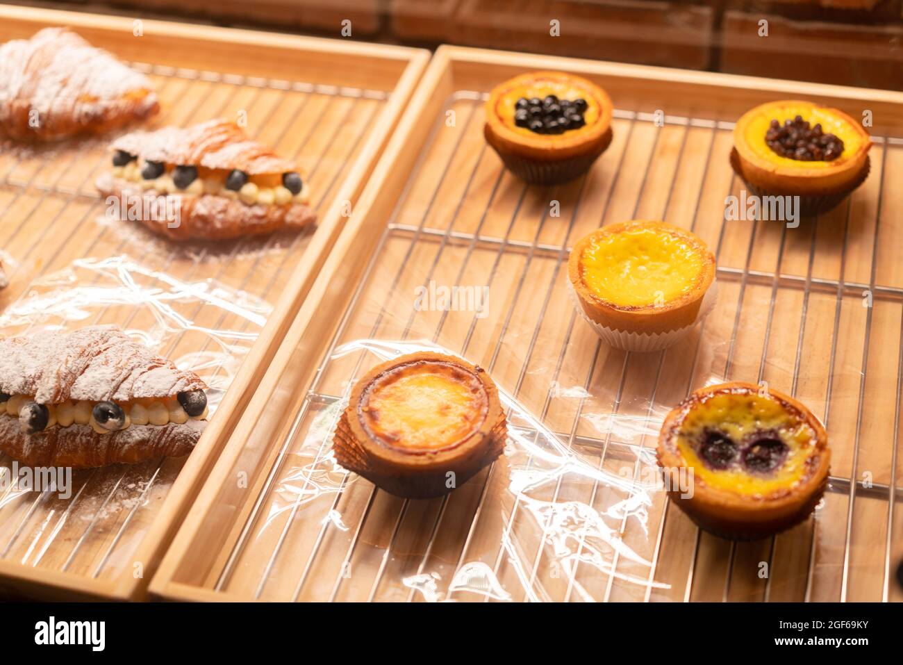 Pane appena sfornato e torta di uova sul brodo foto scaffale Foto Stock