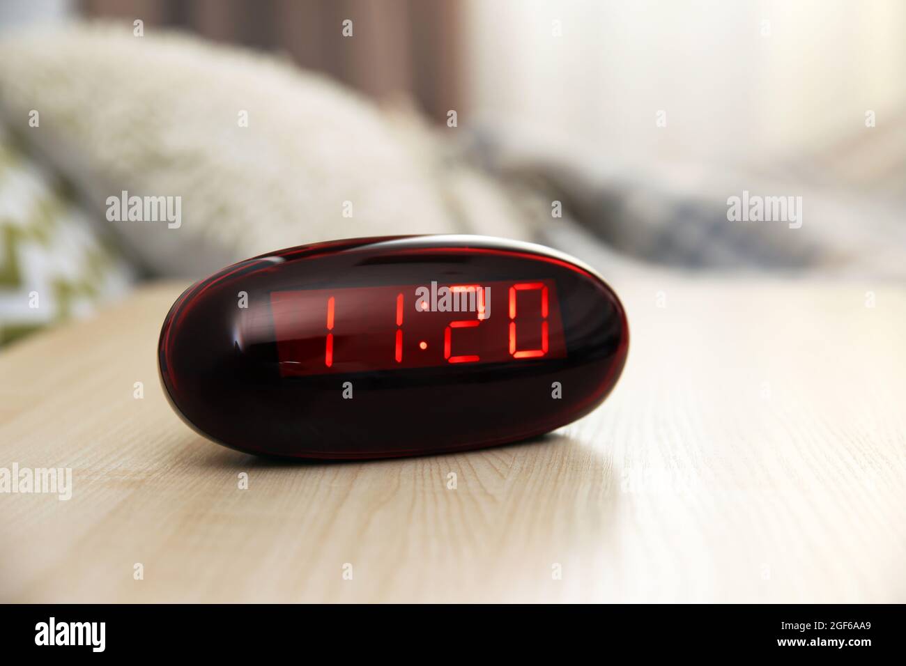 Orologio digitale sul comodino in camera da letto Foto stock - Alamy