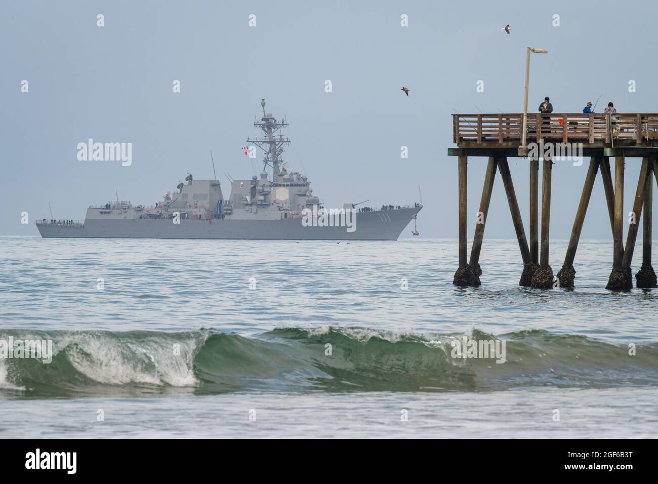 USS Spruance (DDG 111) passa il molo di Hueneme mentre si avvicina al Naval Surface Warfare Center, Port Hueneme Division la mattina del 26 luglio, come visto dal Hueneme Beach Park. USS Spruance è un cacciatorpediniere di classe Arleigh Burke che ha la sua casa a San Diego. Fu commissionata nel 2011 a Key West, Florida. (STATI UNITI Foto Navy di Eric Parsons/pubblicato) Foto Stock