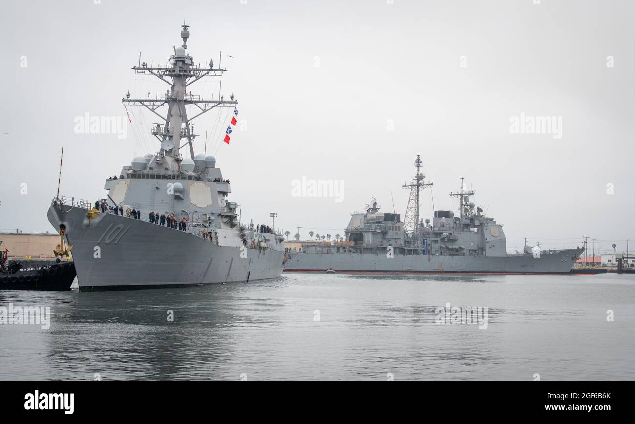 Un rimorchiatore spinge lentamente USS Gridley (DDG 101) nel molo 5 il 7 luglio passato USS Mobile Bay (CDG 53), che è arrivato in porto al Naval Surface Warfare Center, Port Hueneme Division nella California meridionale il giorno prima. Il centro di combattimento ha completato con successo gli eventi del Combat Systems Assessment Team su entrambe le navi contemporaneamente. (STATI UNITI Foto Navy di Eric Parsons/pubblicato) Foto Stock