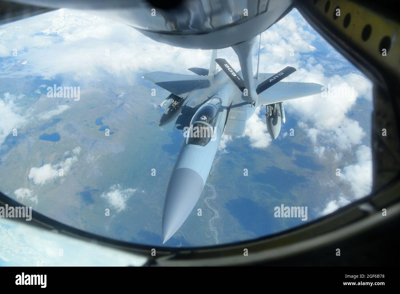 Un'aquila dell'aeronautica degli Stati Uniti F-15C assegnata al 44th Fighter Squadron dalla base aerea di Kadena, Giappone, si rifornisce da un'aeronautica degli Stati Uniti KC-135 Stratotanker, anche da Kadena, dopo rifornimento durante LA BANDIERA ROSSA-Alaska 21-3 sopra il complesso della gamma dell'Alaska del Pacifico Unito, 18 agosto 2021. La forza del complesso Joint Pacific Alaska Range è la sua vasta gamma di aerei e terrestri co-localizzati, nonché un potenziale significativo per le gamme di aria e mare co-localizzate. RF-A 21-3 è un esercizio sponsorizzato dalle forze aeree del Pacifico progettato per fornire un addestramento realistico in un ambiente di combattimento simulato. Una serie di Commander-d Foto Stock