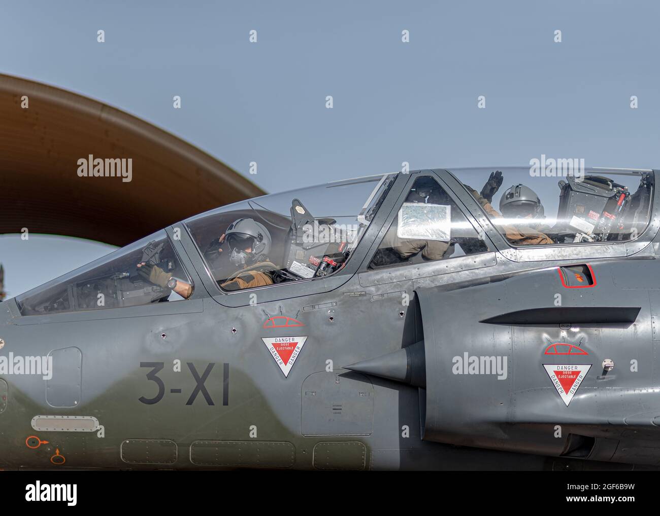 Un Mirage francese 2000-D si muove verso un punto di decollo prima di una missione di combattimento a Niamey, Niger, l'8 agosto 2021. L'Aeronautica militare francese è stata un partner di coalizione con gli Stati Uniti durante le operazioni in Africa ed effettua le missioni di supporto aereo a terra per le forze di terra amichevoli. Foto Stock