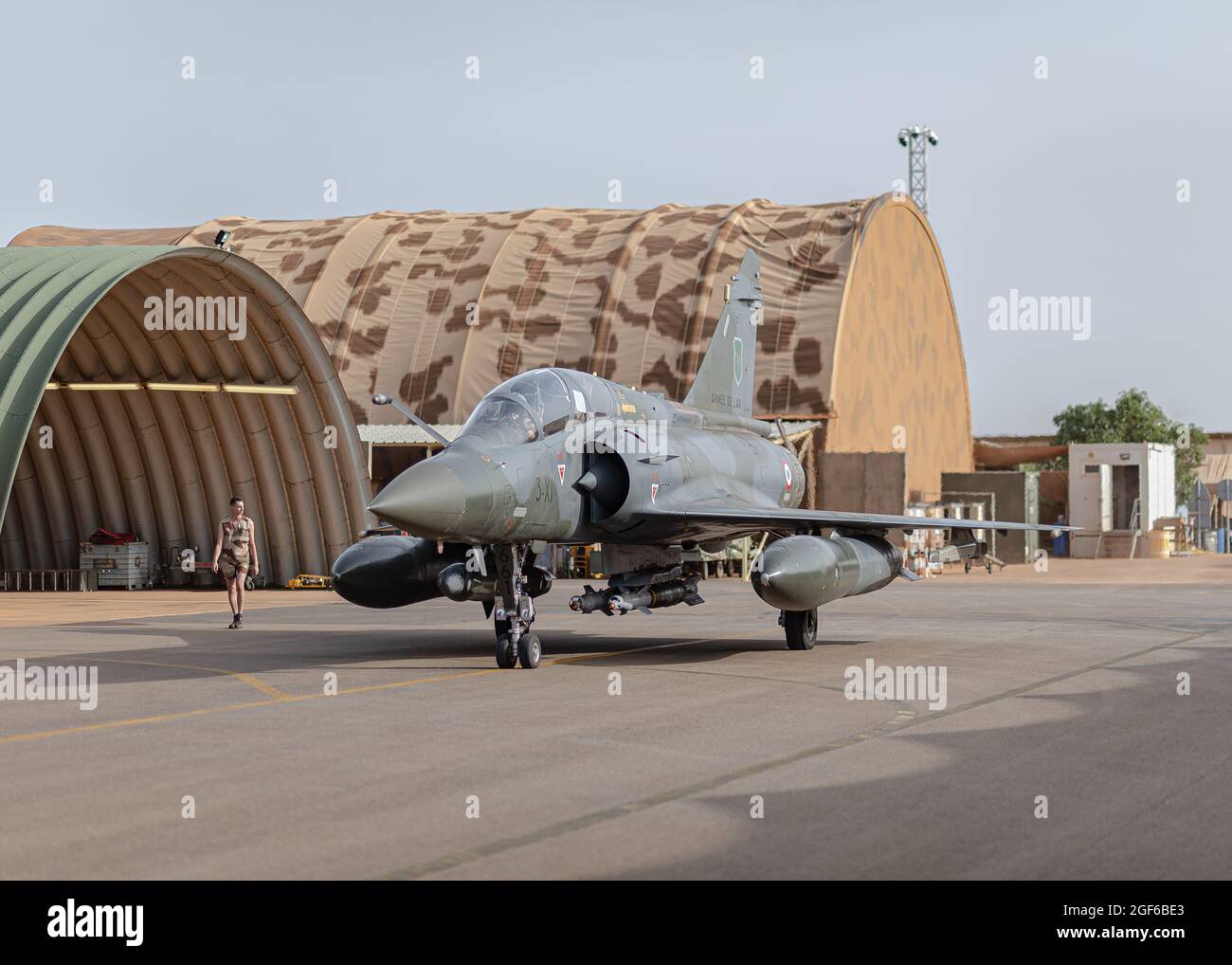 Un Mirage francese 2000-D parte dal rifugio aereo per una missione di combattimento a Niamey, Niger l'8 agosto 2021. L'Aeronautica militare francese è stata un partner di coalizione con gli Stati Uniti durante le operazioni in Africa ed effettua le missioni di supporto aereo a terra per le forze di terra amichevoli. Foto Stock