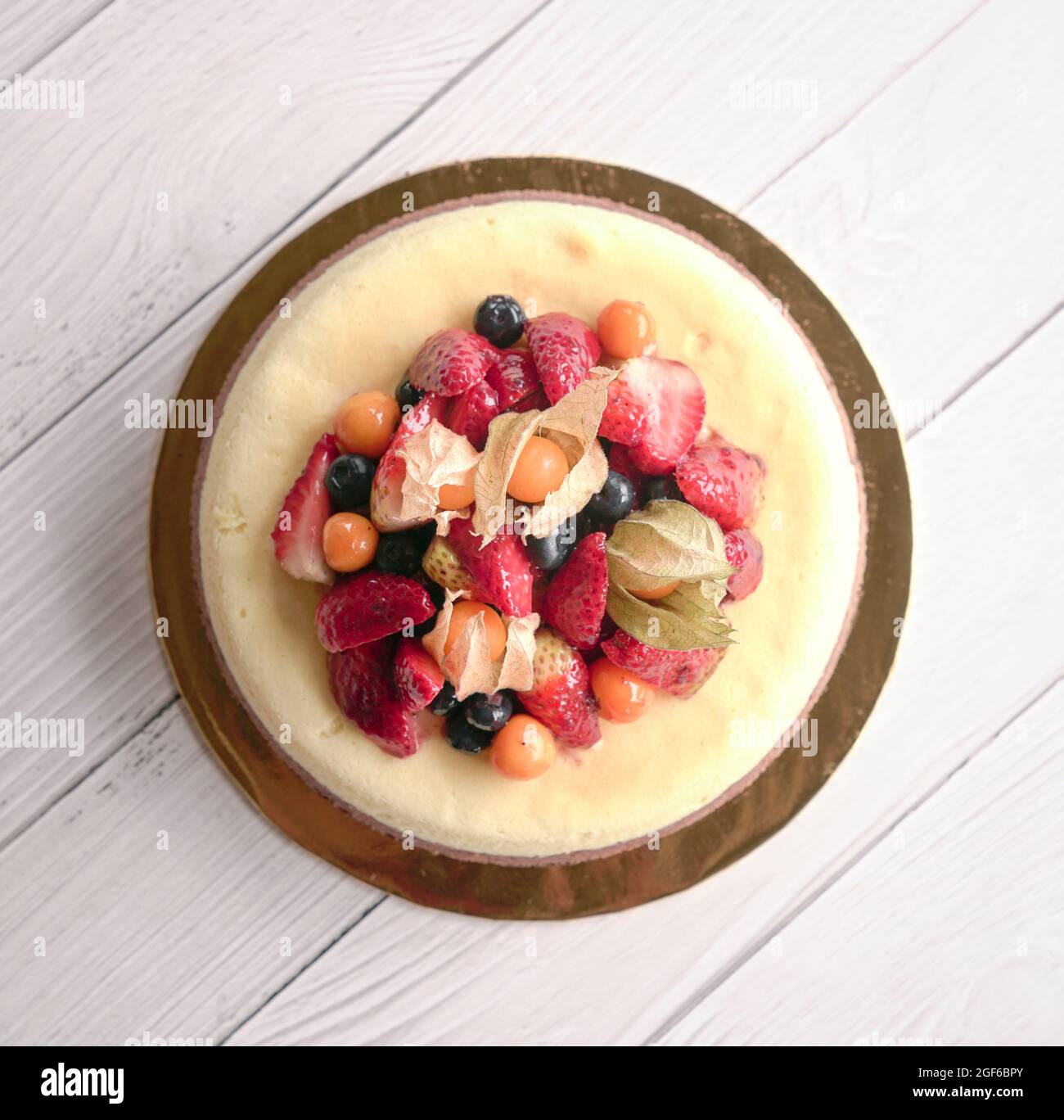Torta alla vaniglia e al formaggio di caffè con aggiunta di frutta. Vista dall'alto. Foto Stock
