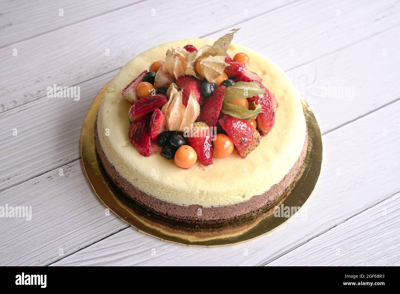 Torta alla vaniglia e al formaggio di caffè con aggiunta di frutta. Foto Stock