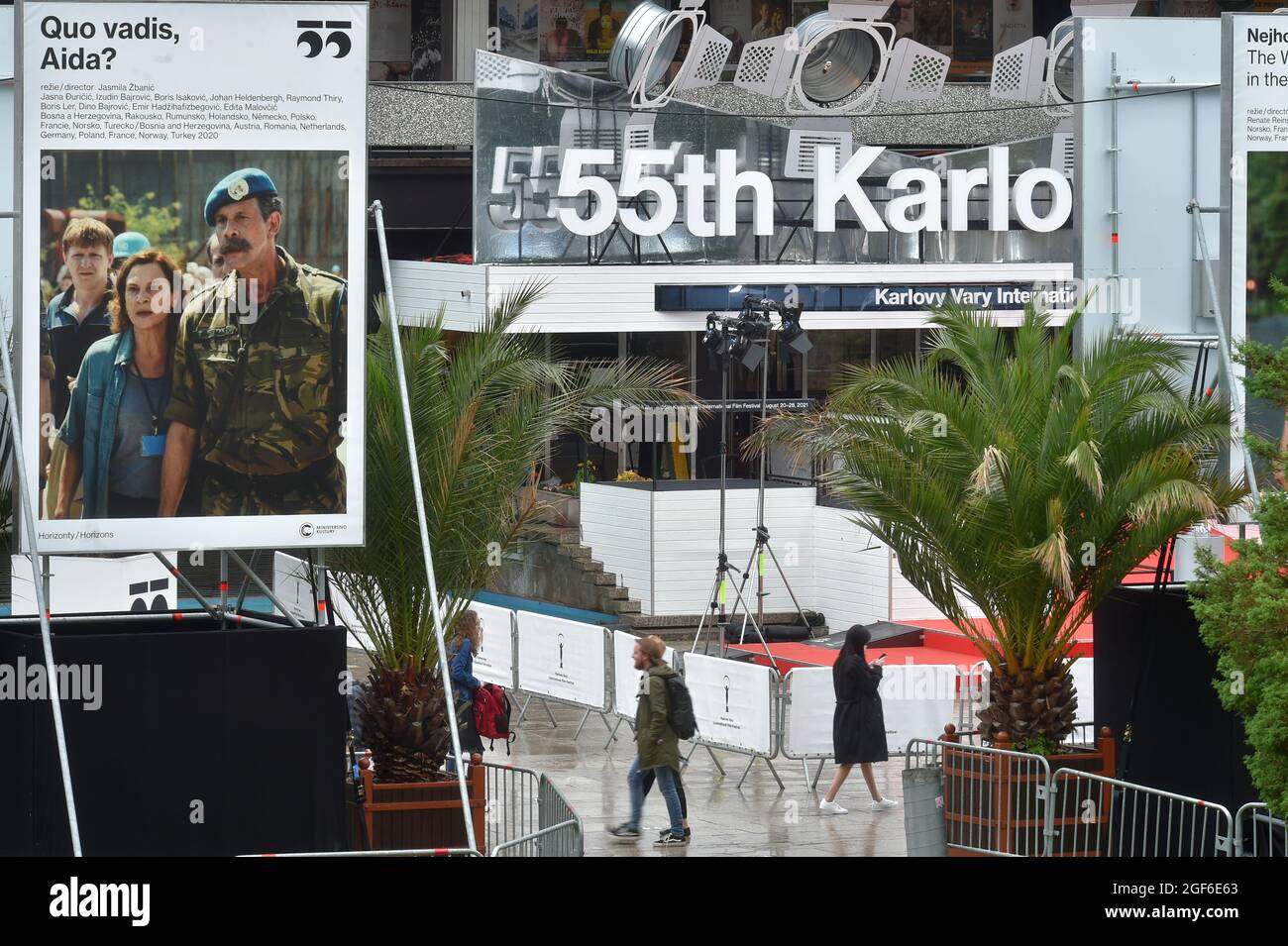 Karlovy Vary, Repubblica Ceca. 23 Agosto 2021. Il 55° Festival Internazionale del Film di Karlovy Vary (KVIFF) è proseguito il 23 agosto 2021 a Karlovy Vary, Repubblica Ceca. Nella foto si vede il poster del film Quo vadis, Aida? Credit: Slavomir Kubes/CTK Photo/Alamy Live News Foto Stock