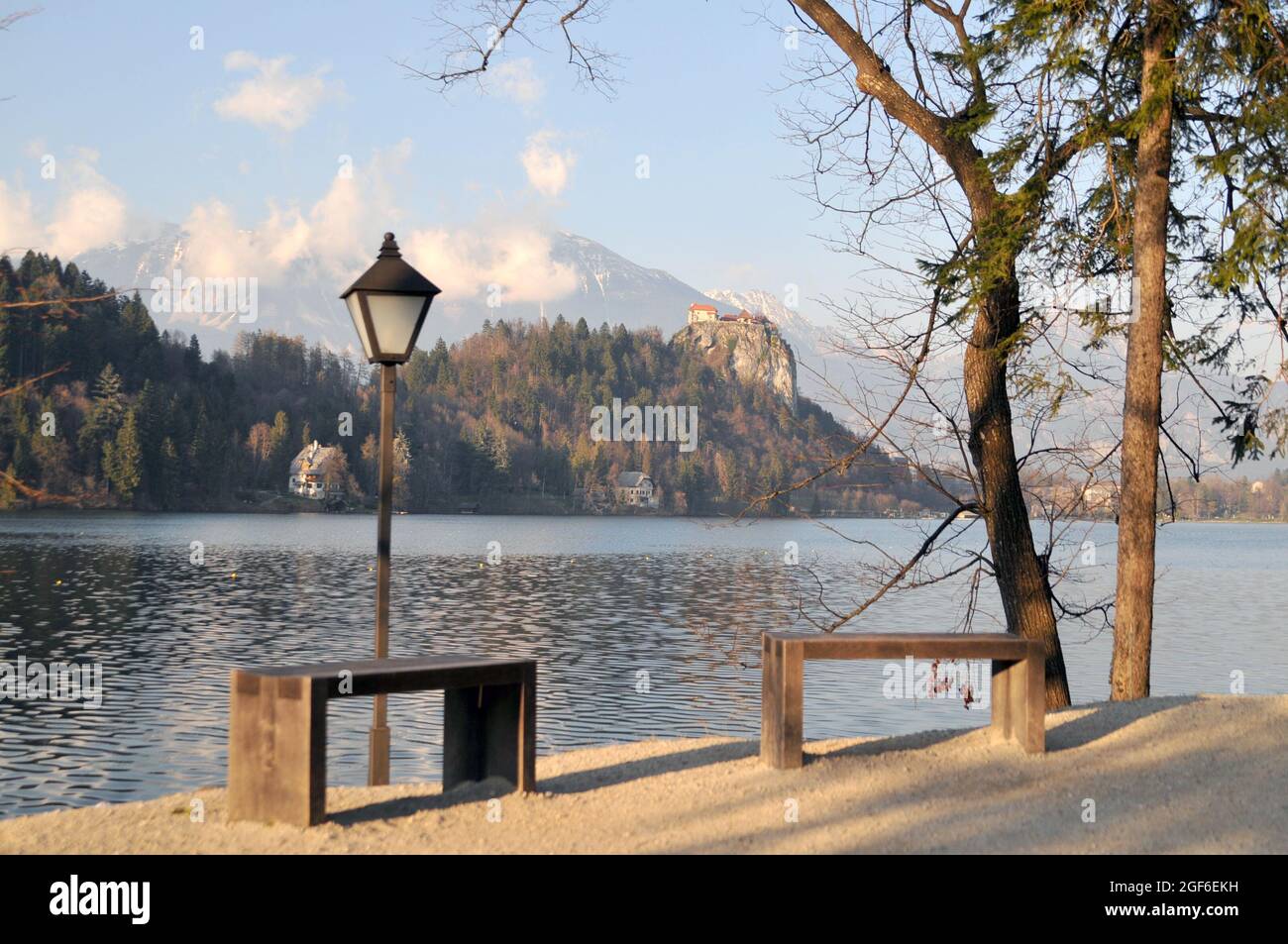 Un lampo e panchine di legno sull'isola di Bled, Alpi Giulie, Slovenia Foto Stock