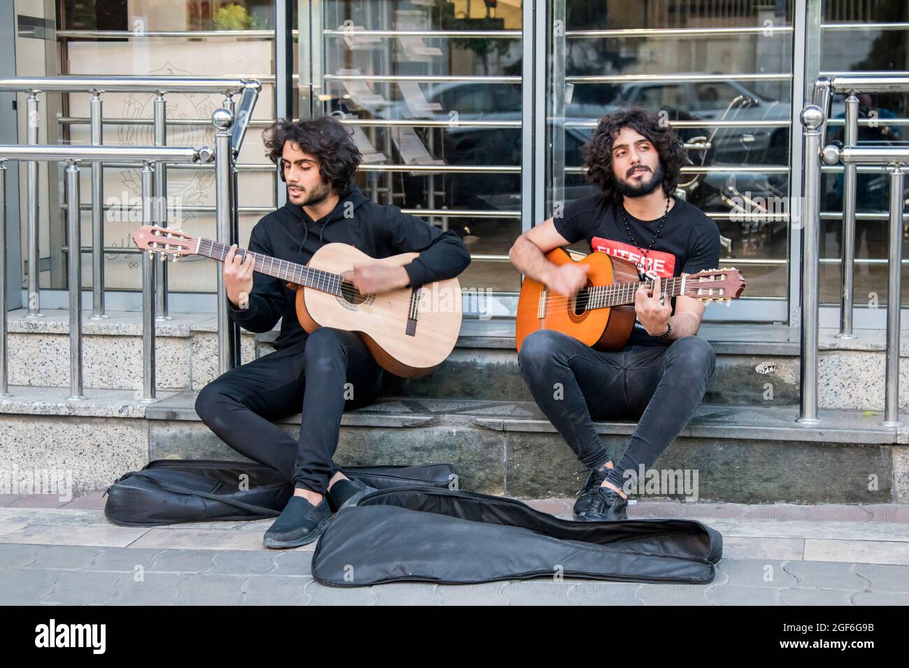 Musicisti di strada che suonano musica la sera Foto Stock