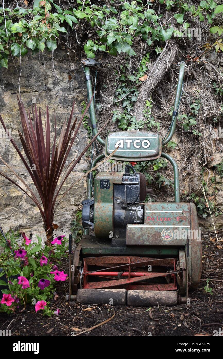 Un antico tosaerba ATCO. Foto Stock