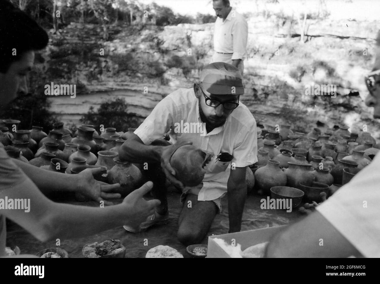 Román Piña Chán (in posizione arretrata) e Victor Segovia Pinto (cappello) che smistano manufatti maya recuperati dal cenote sacro xtoloc a Chichen Itza, 1967 Foto Stock