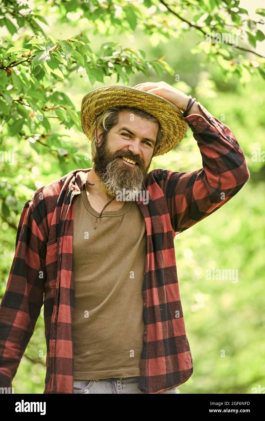 Ranch uomo in cowboy cappello di paglia. Lavoratore agricolo ecologico.  Buon giorno della terra. Vita ecologica. Coltivatore attraente. Contadino  relax. Concetto di ecologia. Vacanze estive. Riposo Foto stock - Alamy