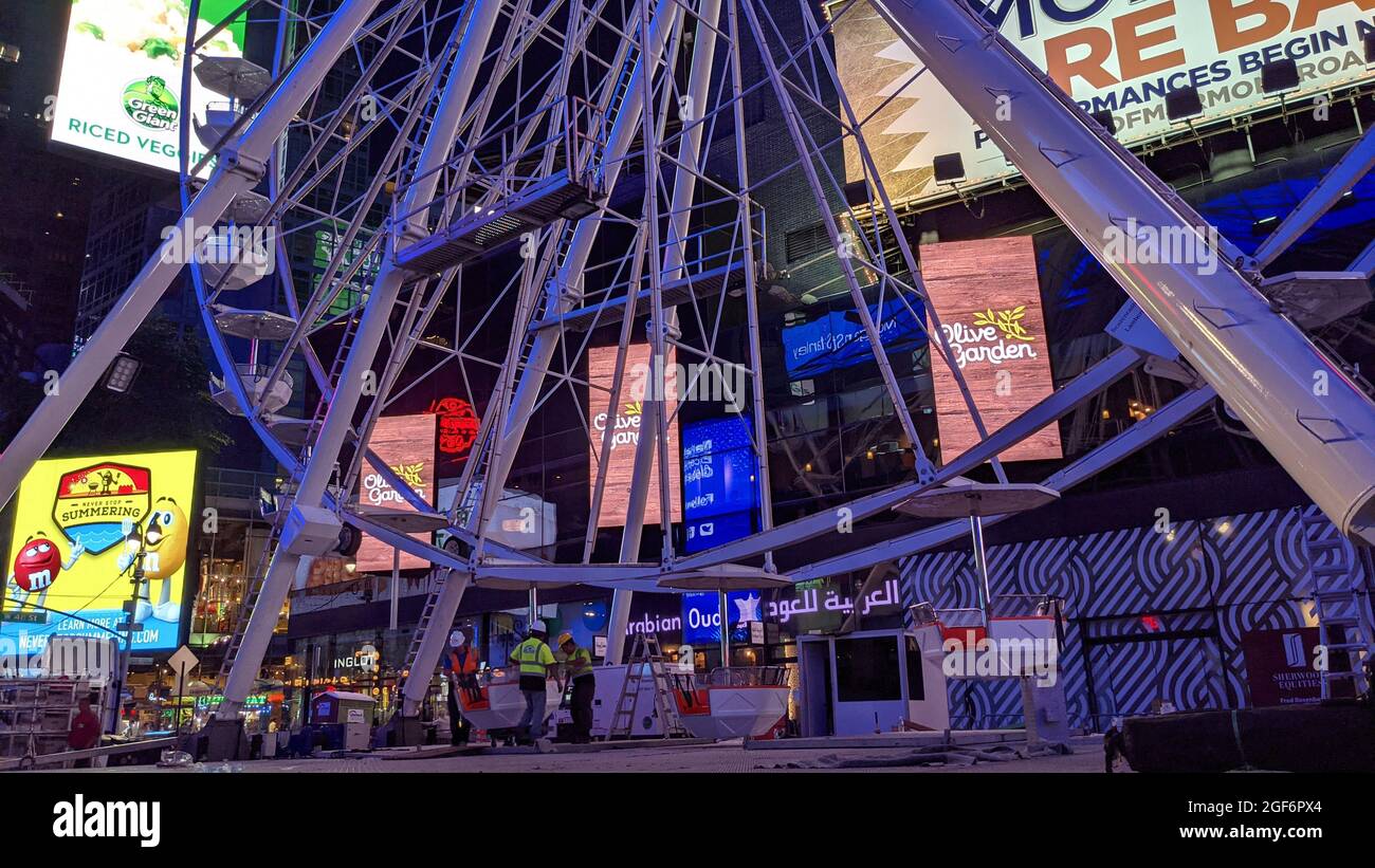 New York, Stati Uniti. 23 Agosto 2021. Una ruota panoramica gigante è visto essere installato (in corso) a Times Square, New York City per accogliere i turisti come la città sembra rimbalzare indietro dalla pandemia . (Foto di Ryan Rahman/Pacific Press) (Foto di Ryan Rahman/Pacific Press) Credit: Pacific Press Media Production Corp./Alamy Live News Foto Stock