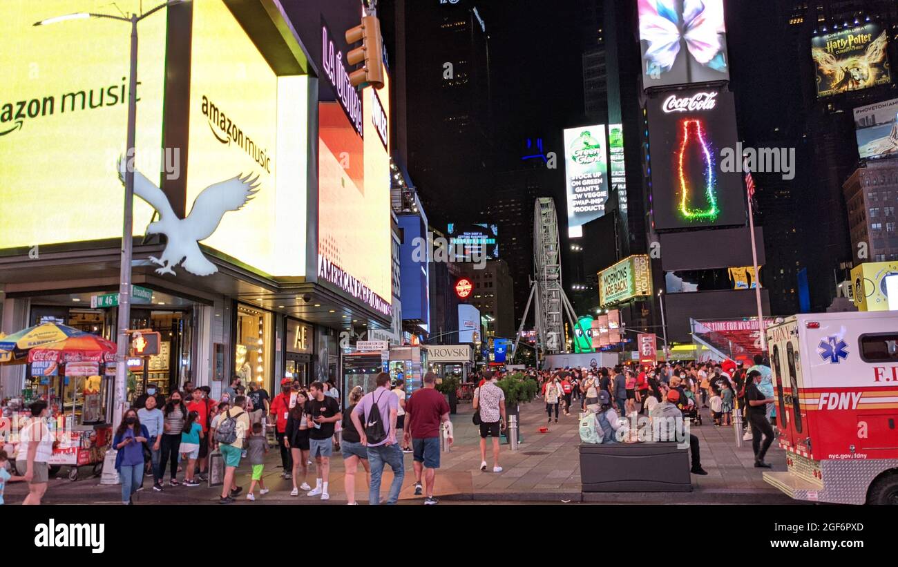 New York, Stati Uniti. 23 Agosto 2021. Una ruota panoramica gigante è visto essere installato (in corso) a Times Square, New York City per accogliere i turisti come la città sembra rimbalzare indietro dalla pandemia . (Foto di Ryan Rahman/Pacific Press) (Foto di Ryan Rahman/Pacific Press) Credit: Pacific Press Media Production Corp./Alamy Live News Foto Stock