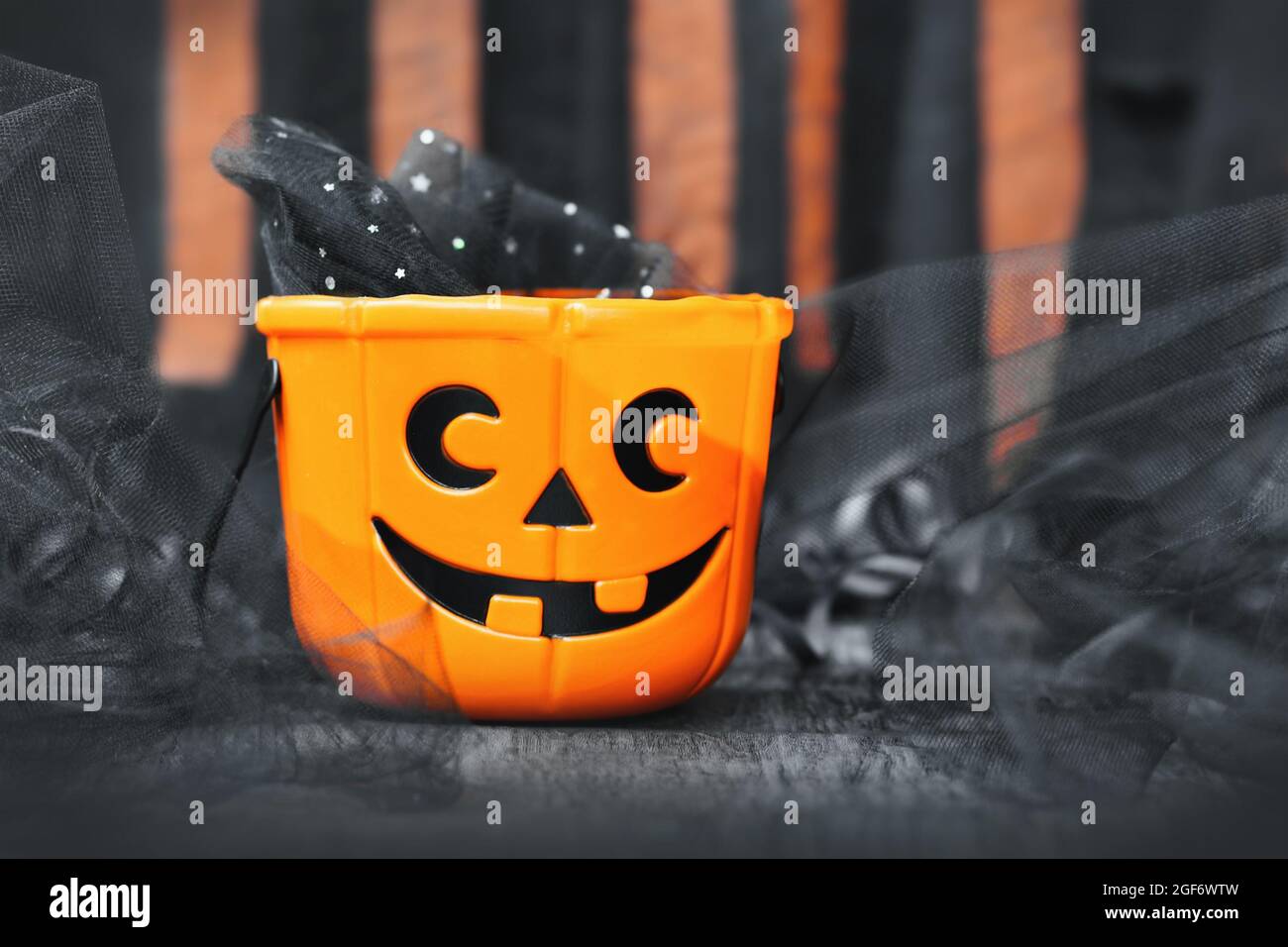 Trucco arancione o trattare il cestino di Halloween con faccia di zucca intagliata Foto Stock