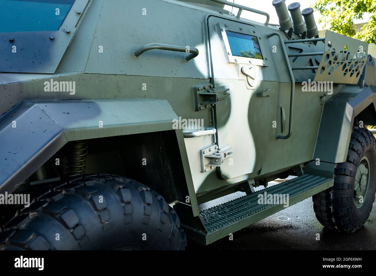 SUV armato militare di colore verde. Concetto militare Foto Stock