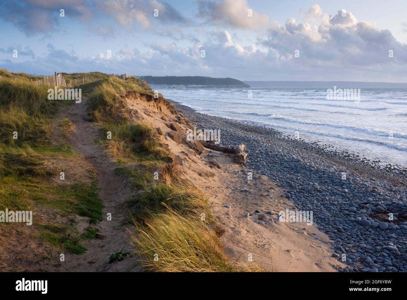 Dune di sabbia affacciate sull'Oceano Atlantico al Northam Burrows Country Park vicino a Westward ho! Sul paesaggio nazionale della costa del Devon settentrionale. Foto Stock