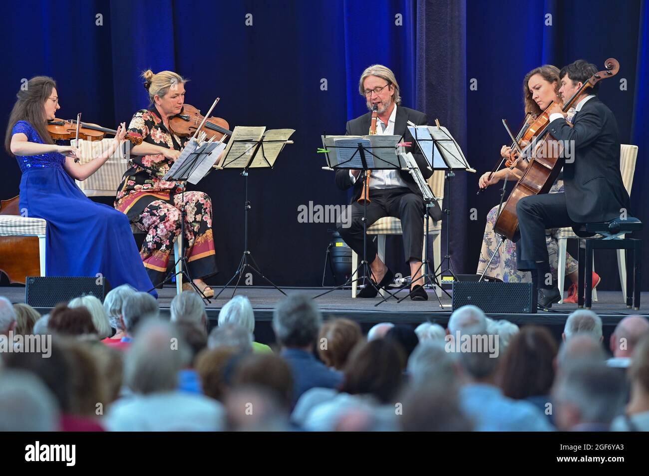 Neuhardenberg, Germania. 22 agosto 2021. I membri della Royal Concertgebouw Orchestra Amsterdam (l-r) Elise Besemer, Annebeth Webb, Hein Wiedijk, Santa Vizine e Johan van Iersel, hanno fotografato al concerto per il programma estivo allo Schloss Neuhardenberg. Credit: Patrick Pleul/dpa-Zentralbild/ZB/dpa/Alamy Live News Foto Stock