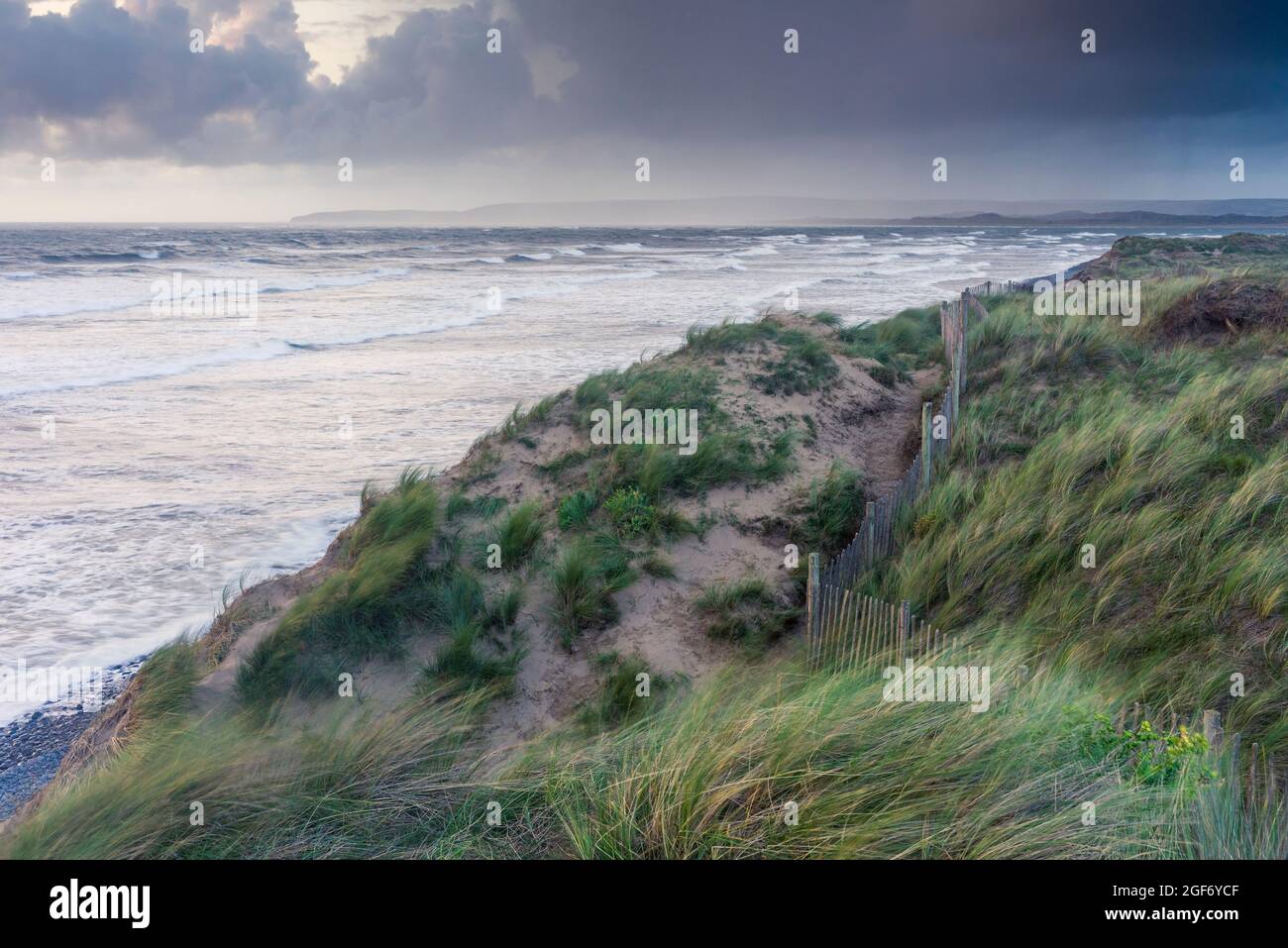 Dune di sabbia affacciate sull'Oceano Atlantico al Northam Burrows Country Park vicino a Westward ho! Sulla costa settentrionale del Devon National Landscape con Baggy Point oltre. Foto Stock