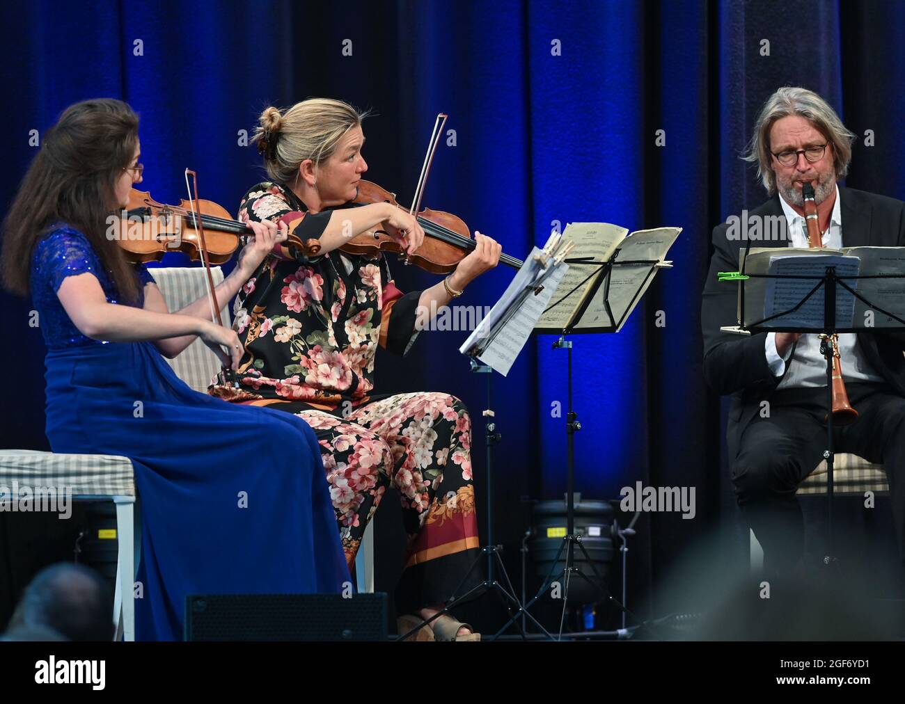 Neuhardenberg, Germania. 22 agosto 2021. I membri della Royal Concertgebouw Orchestra Amsterdam (l-r) Elise Besemer, Annebeth Webb e Hein Wiedijk, hanno fotografato al concerto per il programma estivo dello Schloss Neuhardenberg. Credit: Patrick Pleul/dpa-Zentralbild/ZB/dpa/Alamy Live News Foto Stock