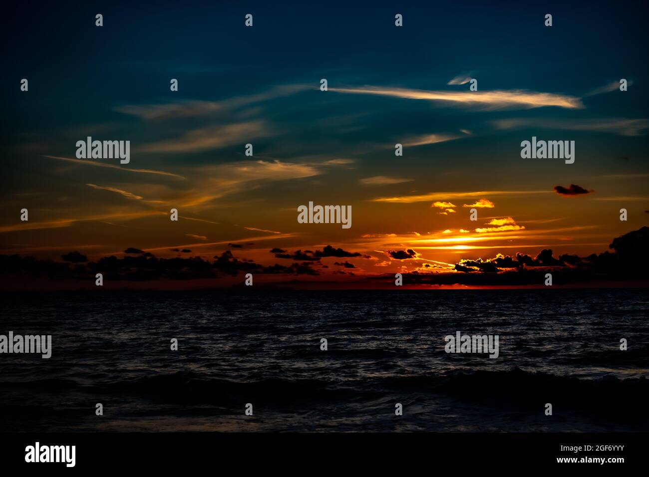 Tramonto sul mare. Onde dolci, una vista sul mare calmo. Realizzato in condizioni di illuminazione climatica. Foto Stock