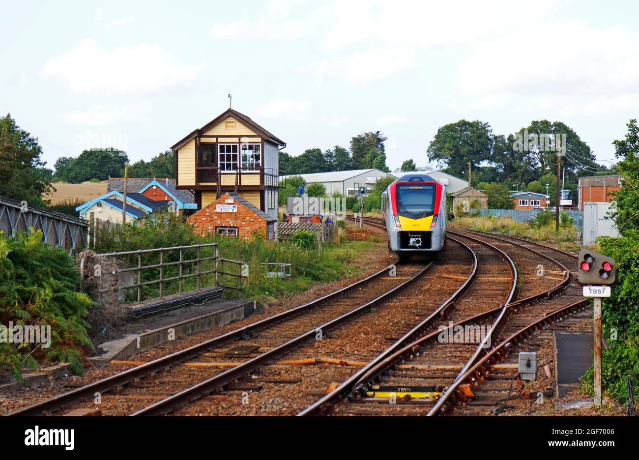 Un treno British Rail Class 755 che lascia Hoveton e la stazione ferroviaria di Wroxham sulla linea Bittern a Hoveton, Norfolk, Inghilterra, Regno Unito. Foto Stock