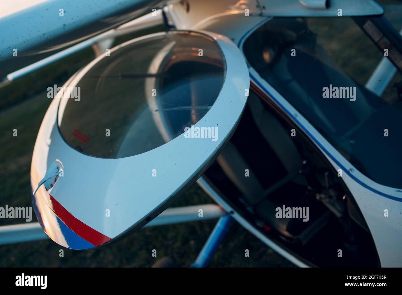 RUSSIA, MOSCA - 1 AGOSTO 2020: Piccolo aereo privato monomotore ad elica all'aeroporto regionale. Foto Stock