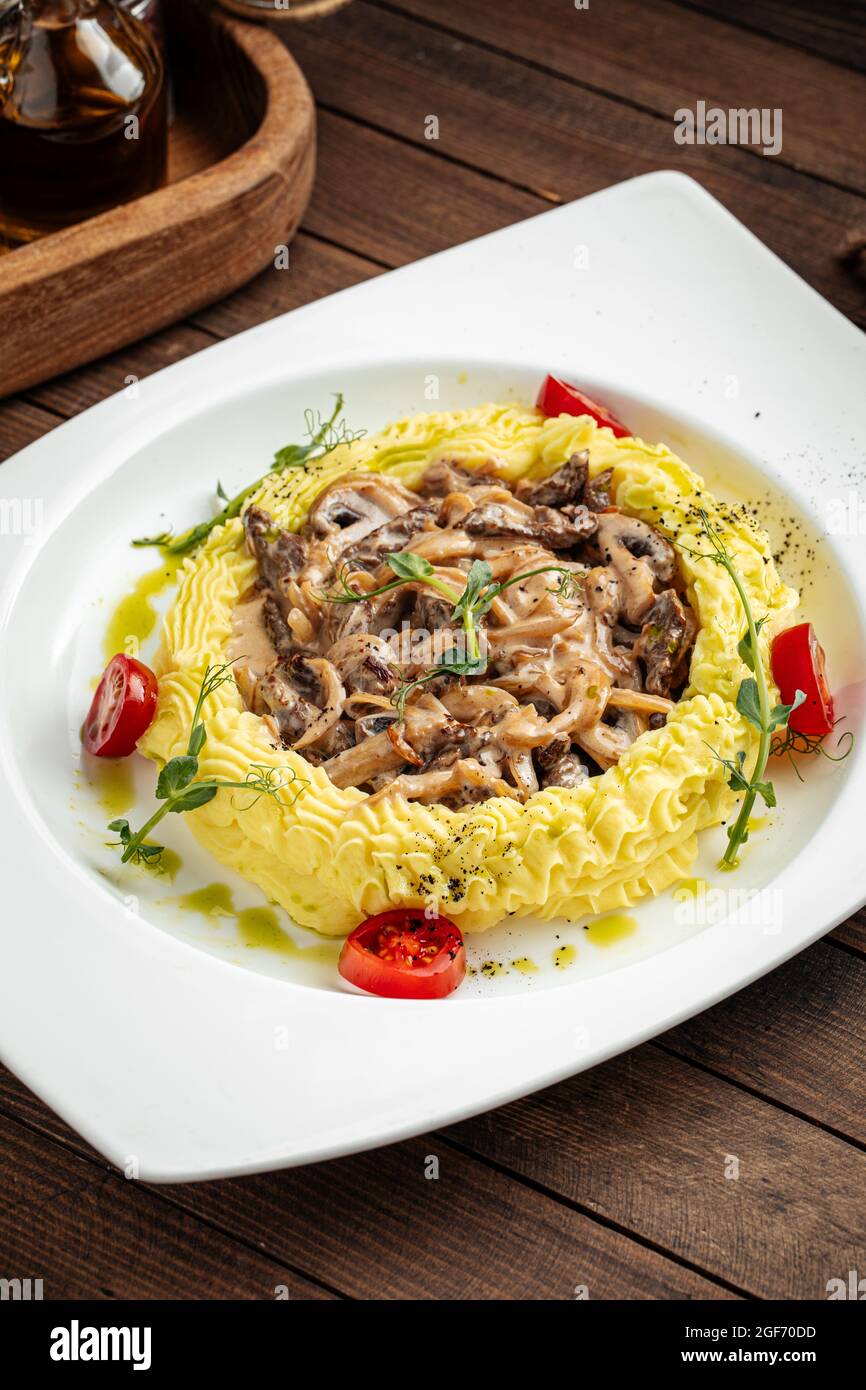 Vitello Stroganov con purè di patate e funghi Foto Stock