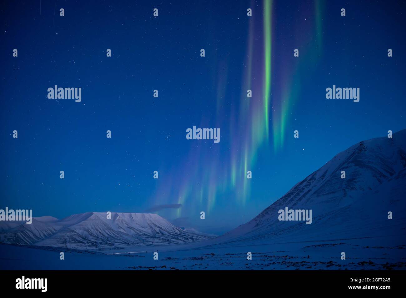 Aurora boreale su Adventdalen, Svalbard, Norvegia Foto Stock