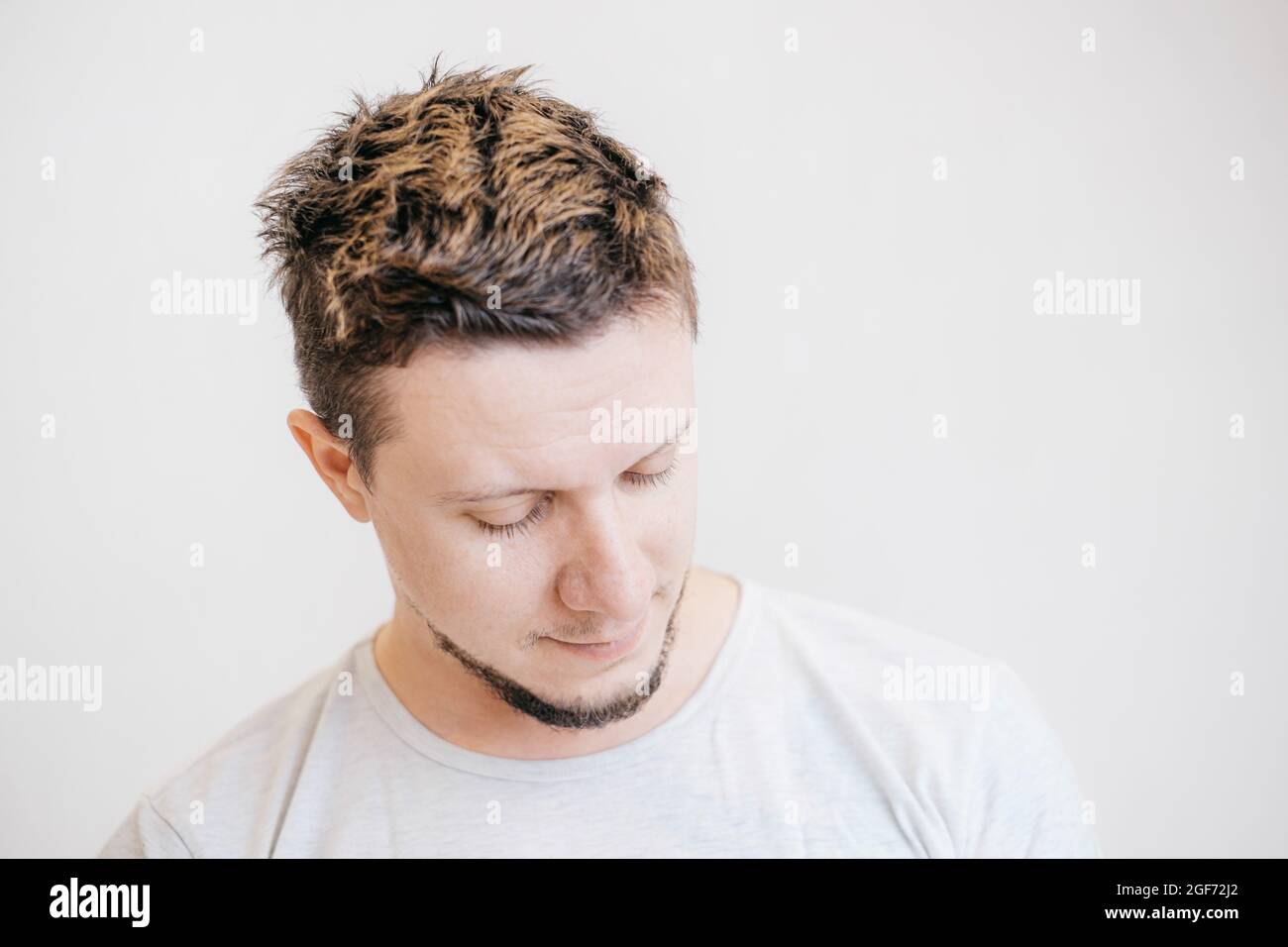 Ritratto di giovane uomo alla moda. Foto Stock