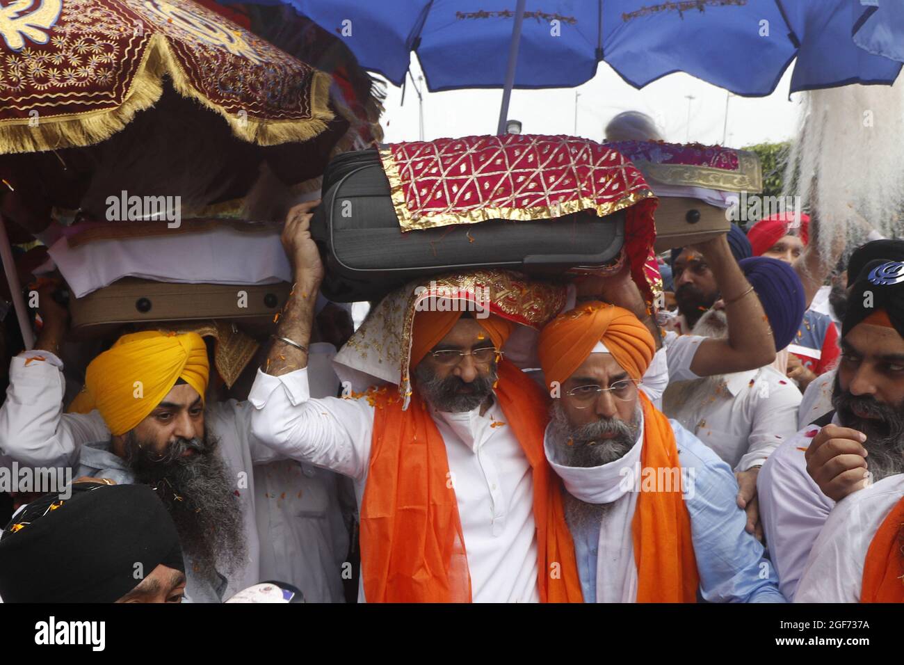 I membri del riligione Sikh trasportano 3 Saroops di Sri Guru Granth Sahib, la sacra Scrittura al T3, aeroporto IGI a Nuova Delhi, India il 24 agosto 2021. Photo by Anshuman Akash/ABACAPRESS.COM Credit: Abaca Press/Alamy Live News Foto Stock