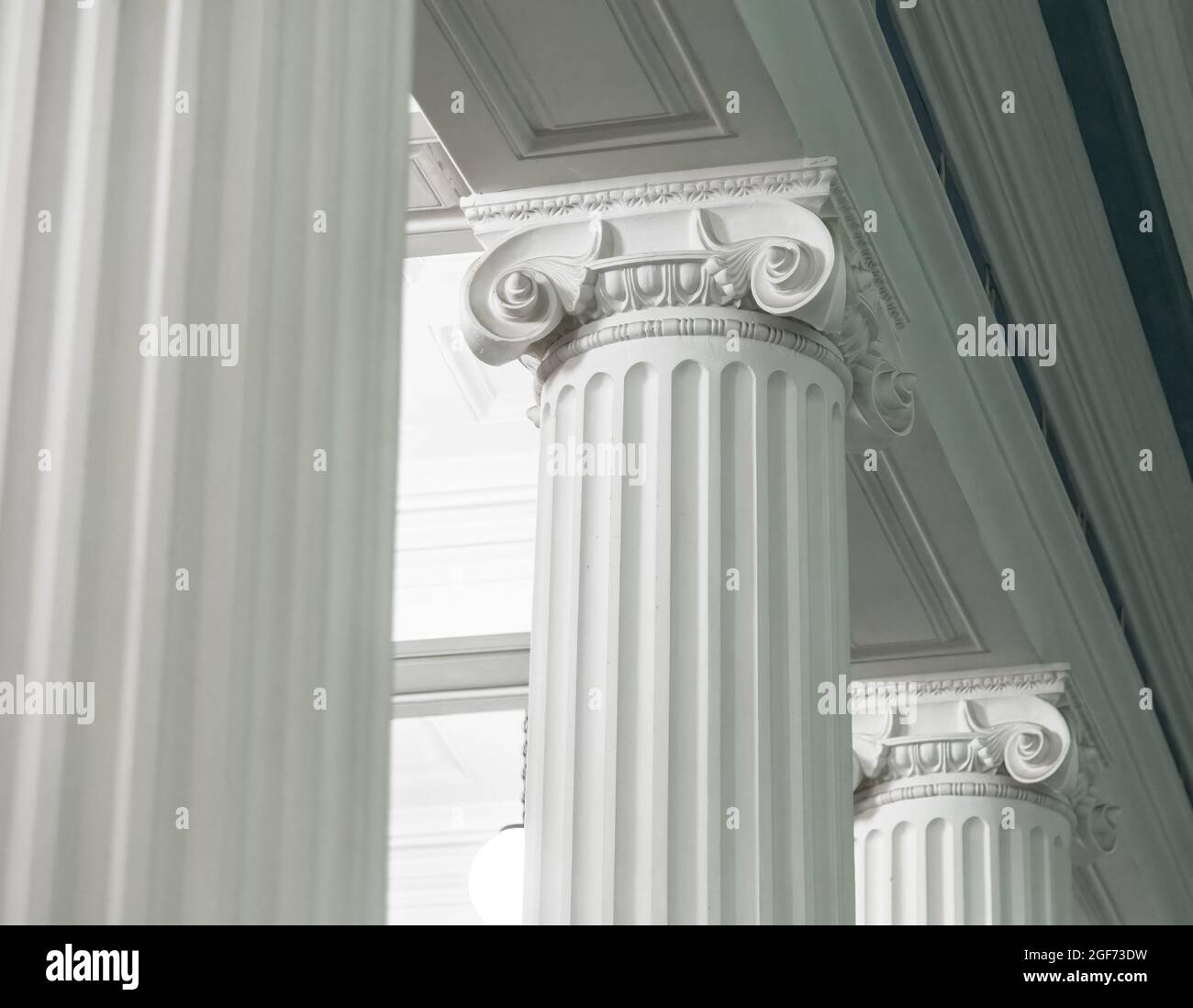Close-up shot di una linea di greco-colonne di stile Foto Stock