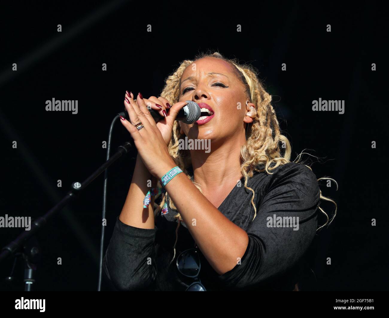 Charlotte Kelly of Soul II Soul ha suonato dal vivo sul palco al Rewind South 80s Music Festival di Henley-on-Thames, Regno Unito Foto Stock