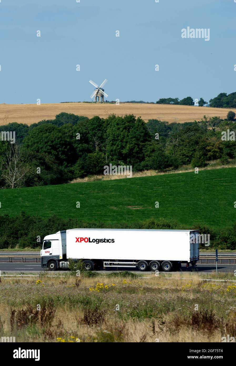 XPO Logistics camion sulla M40 autostrada, Warwickshire, Inghilterra, Regno Unito Foto Stock