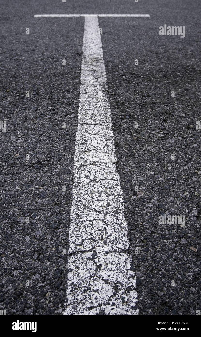 Dettaglio di linee dipinte per auto da parcheggio, segnaletica stradale Foto Stock