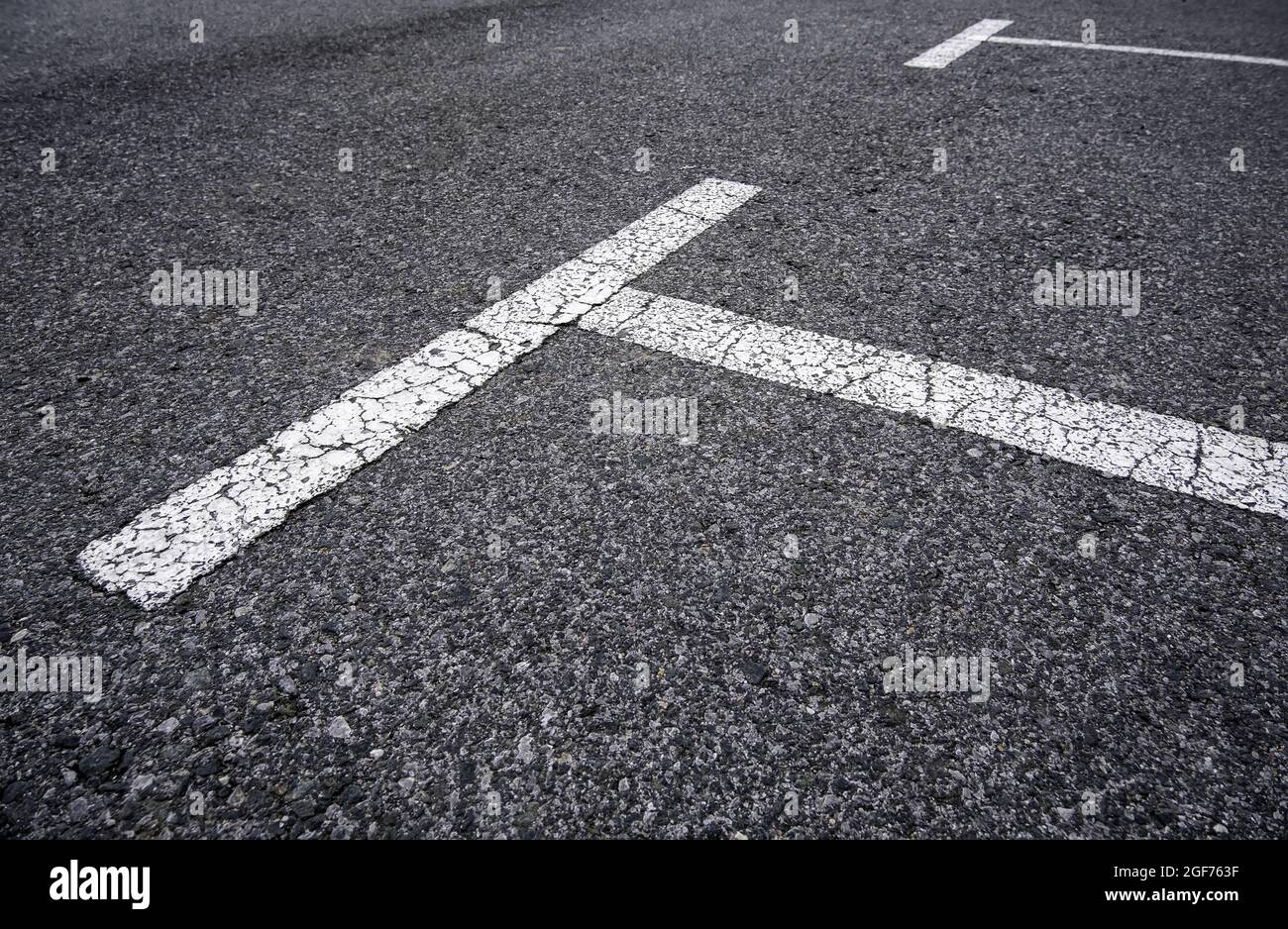Dettaglio di linee dipinte per auto da parcheggio, segnaletica stradale Foto Stock