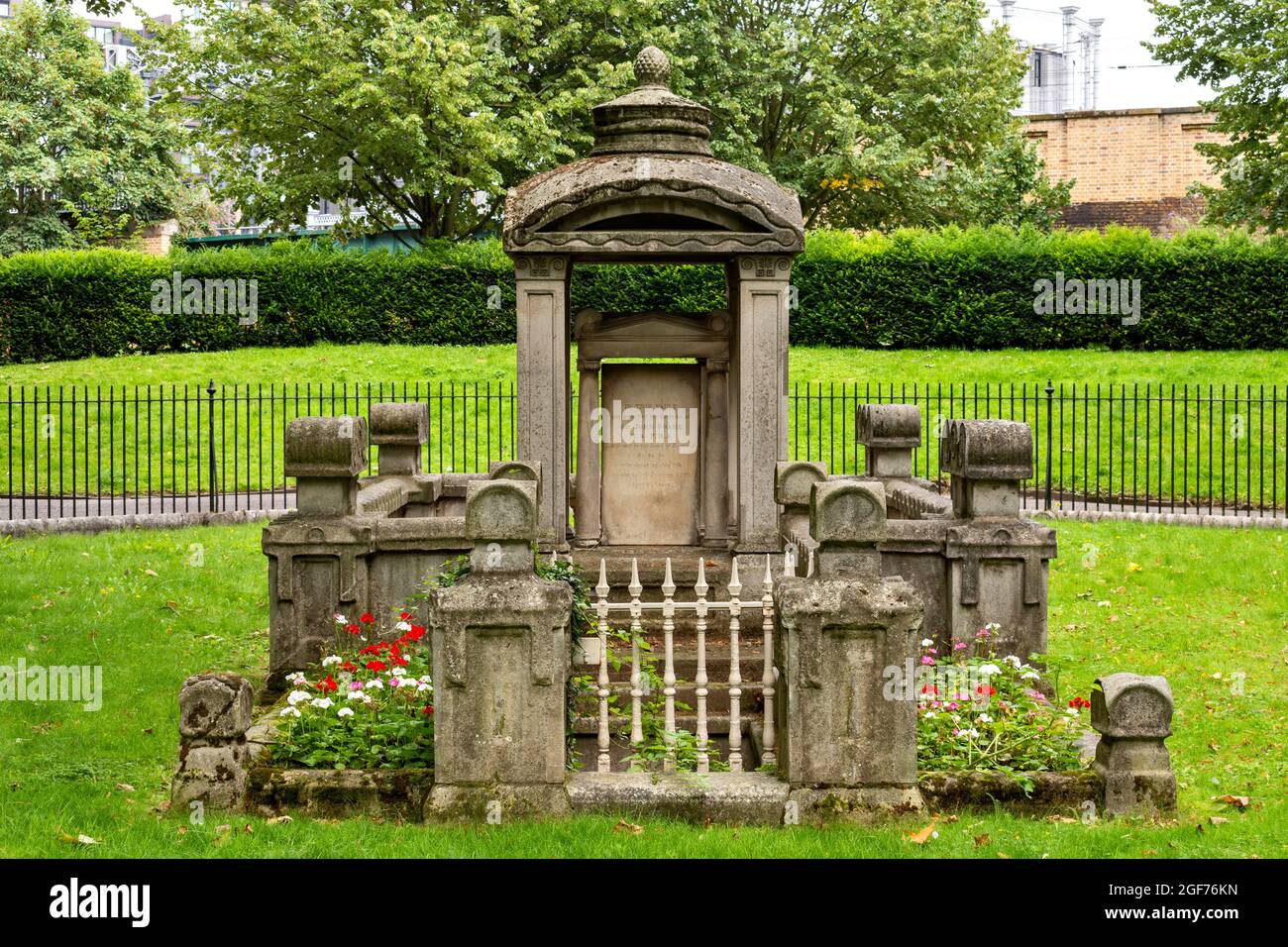 LONDON SOMERS TOWN SANTA PANCRAS OLD CHURCH IL MAUSOLEO SOANE ISCRIVE QUESTO LATO PER SIR JOHN SOANE RA FRS Foto Stock