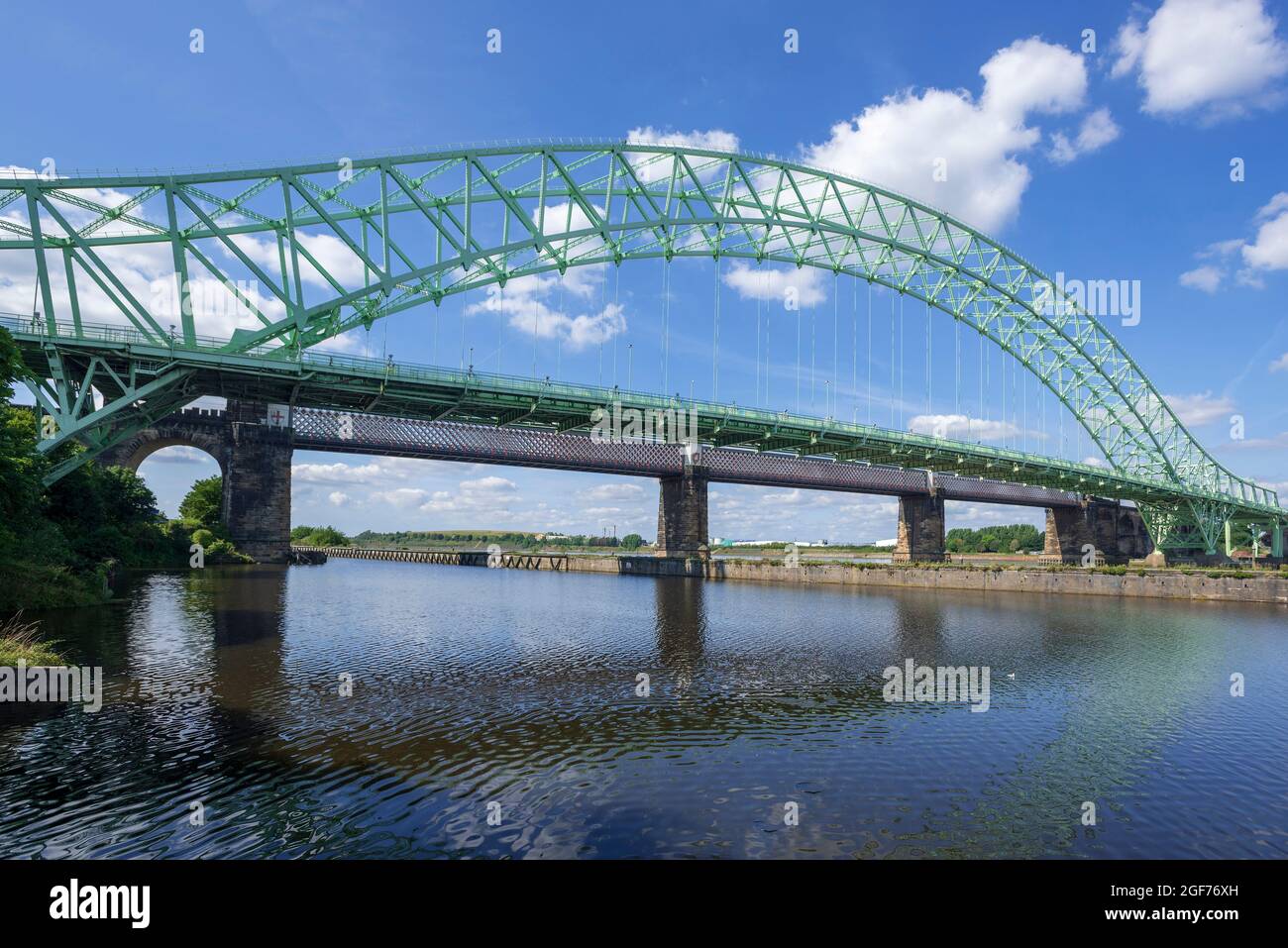 Il ponte Silver Jubilee o Queensway attraversa il fiume Mersey al Runcorn Gap tra Runcorn e Widnes a Cheshire, Inghilterra. È accanto al Ru Foto Stock