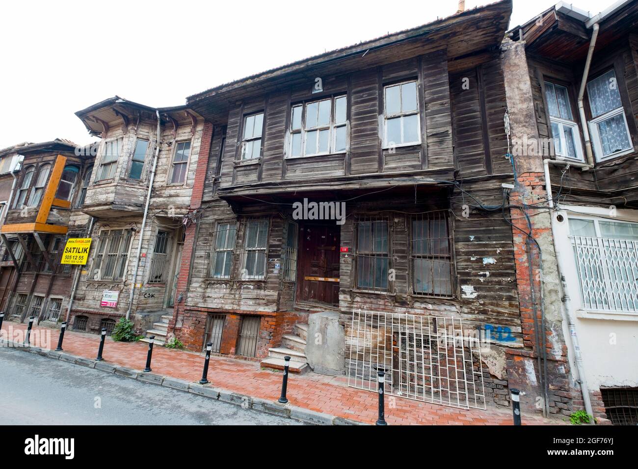 Un esempio di vecchio tipico, povero, usurato, caduto, non verniciato, edificio di appartamenti in legno in un quartiere locale. A Istanbul, Turchia. Foto Stock