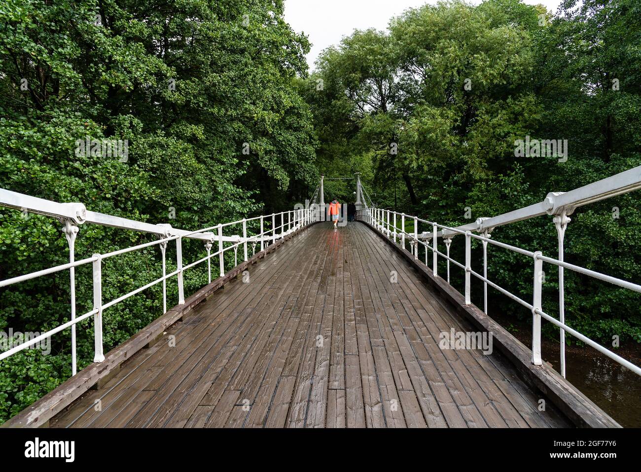 Ponte pedonale sul fiume Akerselva nel parco di Kuba nel quartiere Grunerlokka di Orlo. Aamodt Bru Foto Stock