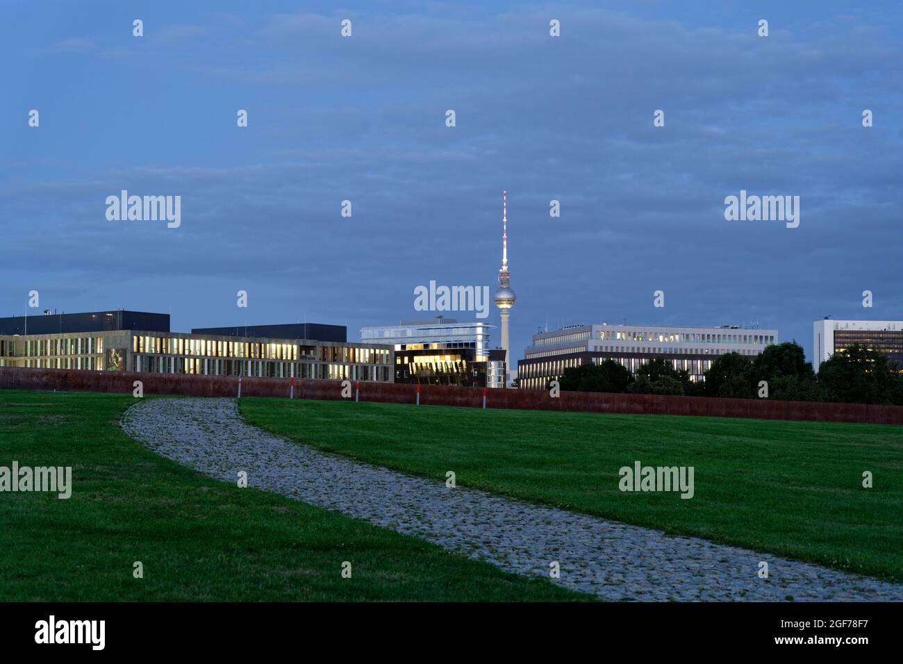 Distretto governativo, Torre della televisione di Berlino, Blue Hour, Berlino-Tiergarten, Berlino, Germania Foto Stock