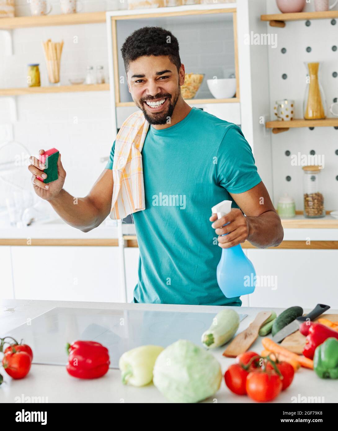 cucina pulizia casa pulizia casa casa pulizia casa interni pulizia igiene uomo pulizia nero uomo pulizia uomo Foto Stock