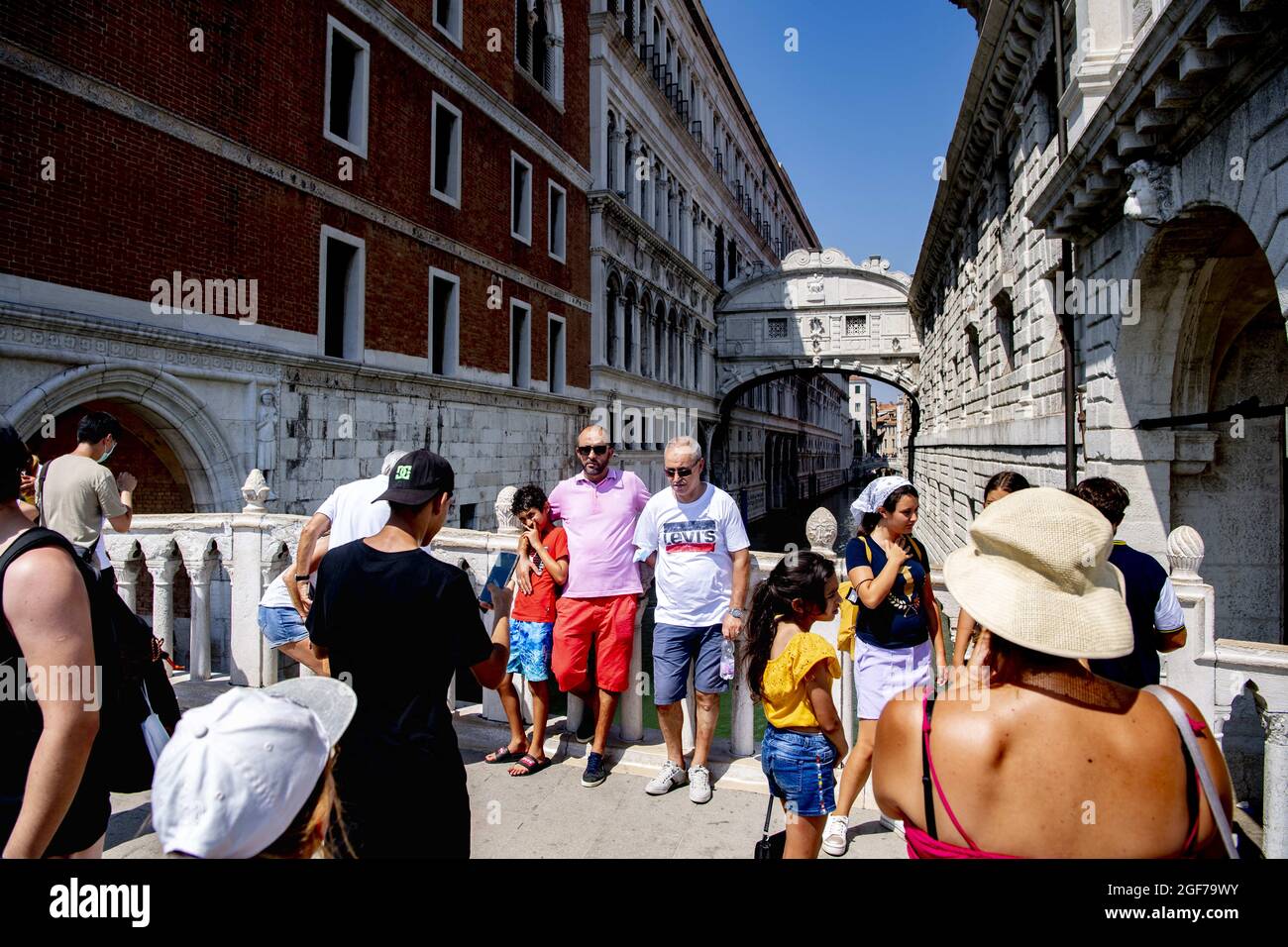 Foto del 15 agosto 2021 di visitatori in visita a Venezia. Venezia è  impostata per imporre una tassa d'ingresso per i visitatori nel tentativo  di evitare enormi ondate di turisti che scendono