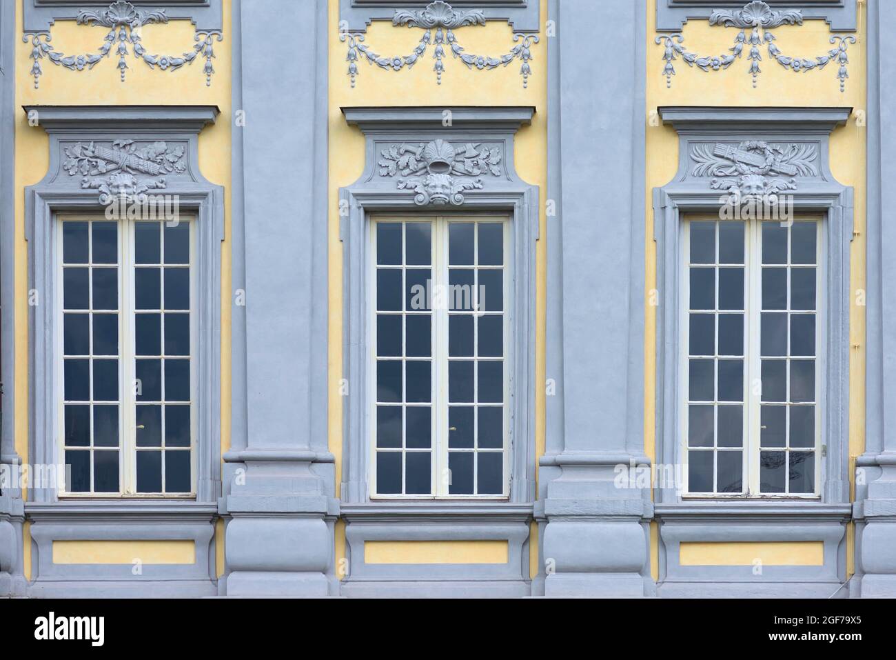 Finestre dell'ex residenza margraviale, oggi museo e sede del governo della Franconia media, Ansbach, Franconia media, Baviera, Germania Foto Stock