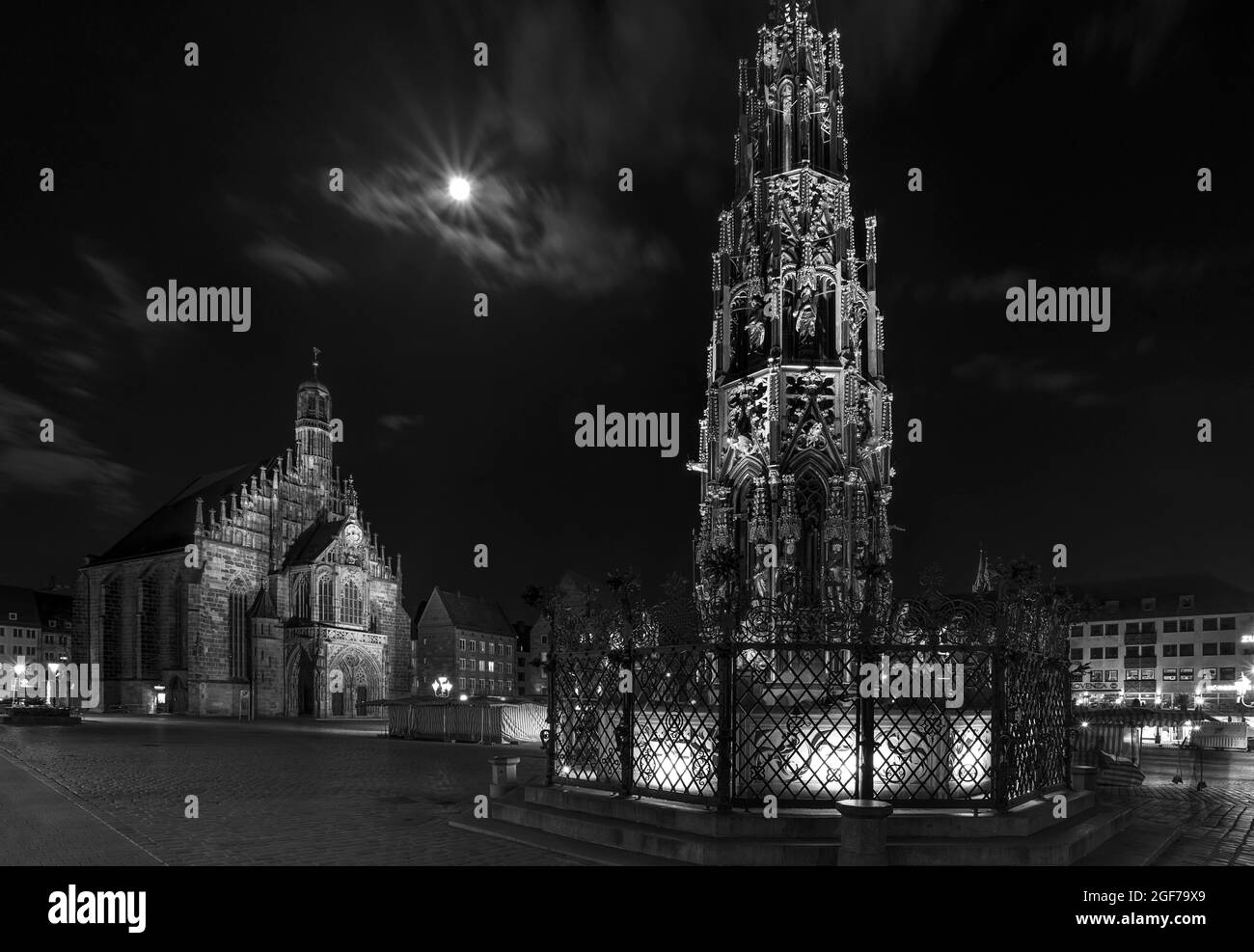 Bella fontana e Chiesa di nostra Signora a luna piena, Norimberga, Medio Franconia, Baviera, Germania Foto Stock