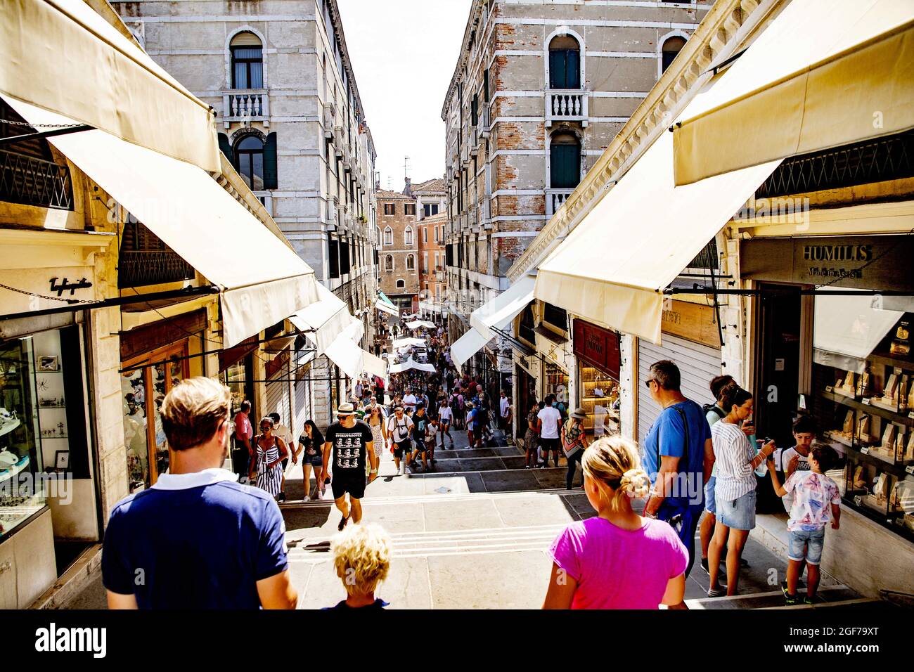 Foto del 15 agosto 2021 di visitatori in visita a Venezia. Venezia è  impostata per imporre una tassa d'ingresso per i visitatori nel tentativo  di evitare enormi ondate di turisti che scendono