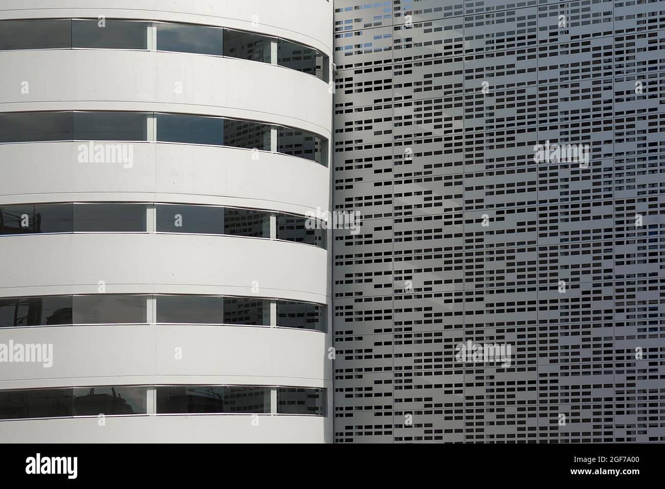 Facciata di un moderno parcheggio multipiano, Norimberga, Franconia Centrale, Baviera, Germania Foto Stock