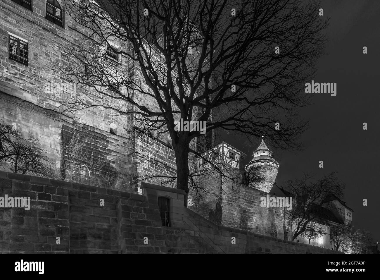 Torre Sinwell illuminata con il castello di Kaiserburg in serata, Norimberga, Franconia media, Baviera, Germania Foto Stock