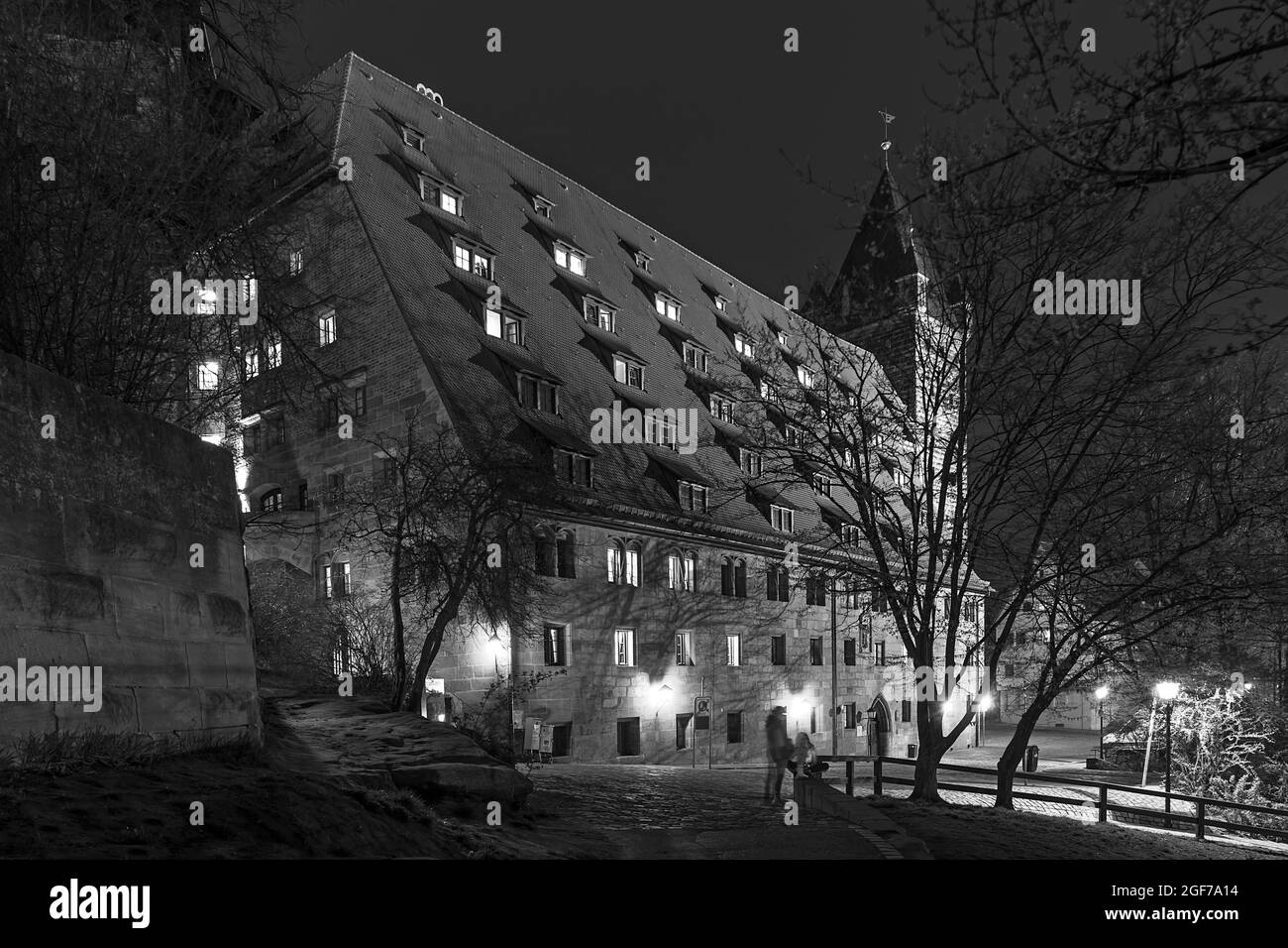 Kaiserstallung del Kaiserburg in serata, oggi un moderno ostello della gioventù, Norimberga, Medio Franconia, Baviera, Germania Foto Stock